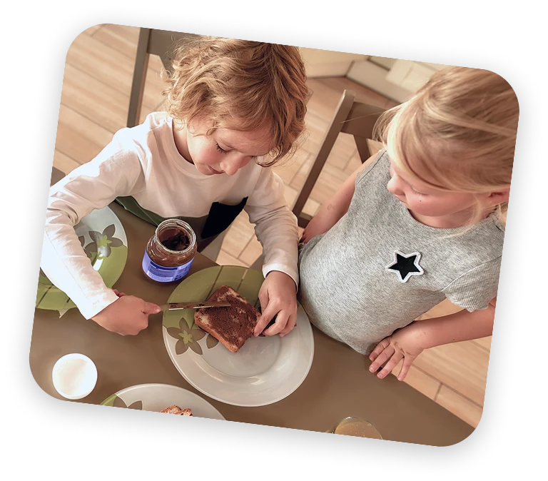 Мама готовит с ребенком