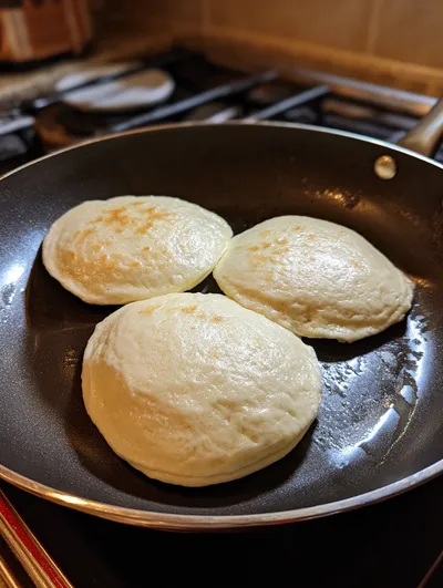 Выкладывание теста столовой ложкой на сковороду